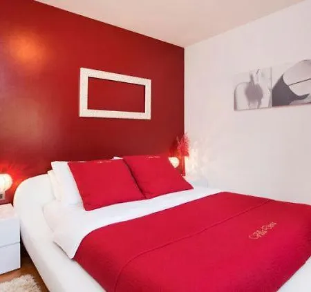 Sleeps 10 Pool Air Con *