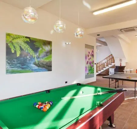 Sleeps 10 Pool Air Con 빌라 Karojba