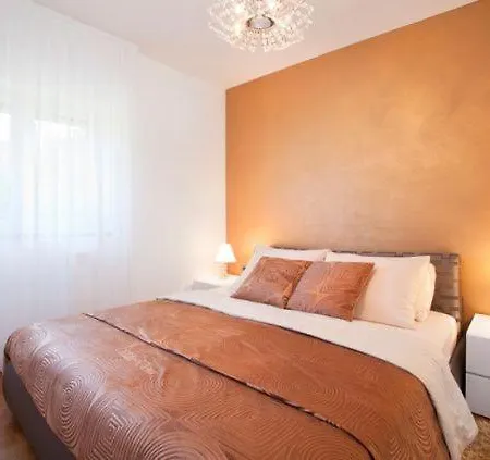 Sleeps 10 Pool Air Con