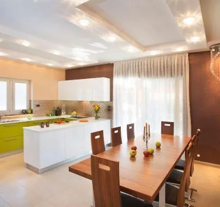 Sleeps 10 Pool Air Con