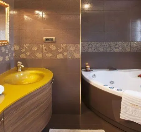 Sleeps 10 Pool Air Con